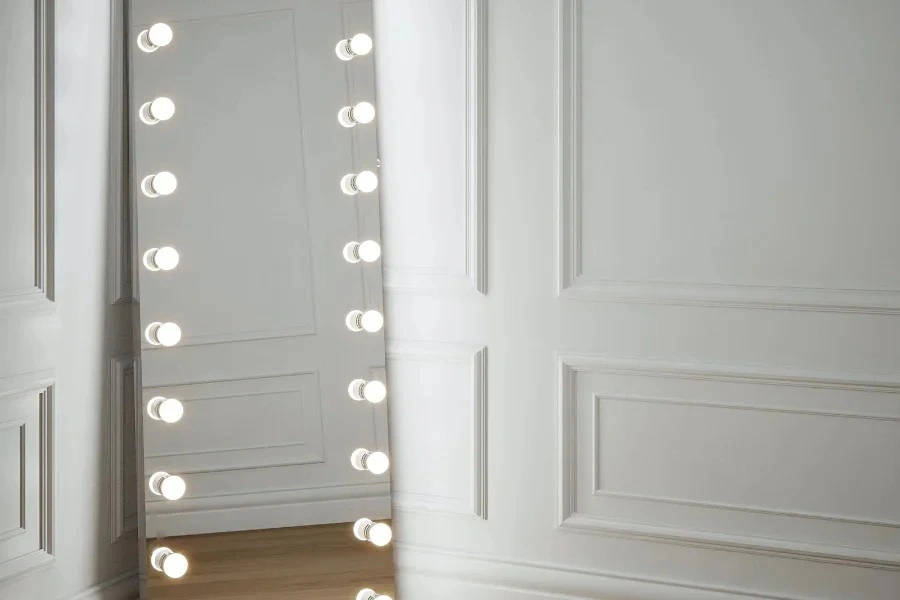 تصویر 3 از آینه دکوراتیو با نورپردازی مخفی برای حمام های لاکچری